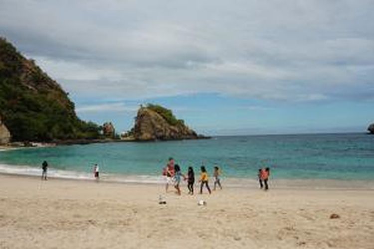 Pantai Koka di Kabupaten Sikka, Pulau Flores, Nusa Tenggara Timur, Senin (2/6/2015).