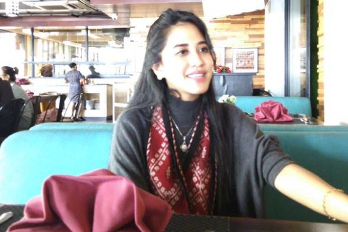 Asyifa Latief Miss Indonesia 2010 saat diwawancarai sejumlah wartawan di Beer & Barrel Kitchen N Lounge Kota KUpang, Nusa Tenggara Timur (NTT), Rabu (8/2/2017). 