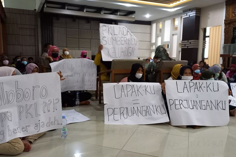 Para PKL yang datang ke DPRD Kota Yogyakarta, Senin (17/1/2022)