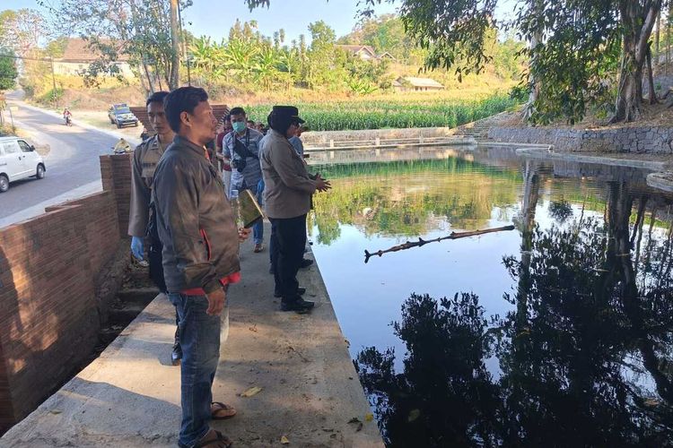 Bermain di kolam yang sedang direhabilitasi untuk dijadikan destinasi wisata kolam renang, dua bocah di Kabupaten Magetan tenggelam. Satu selamat dan satu lainnya tewas.  