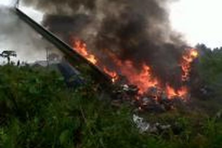Kondisi pesawat Pilatus dengan nomor PK-IWT jatuh dan terbakar di desa Taar, Kecamatan Dulah Selatan, Kota Tual, Maluku Minggu (19/1/2014)