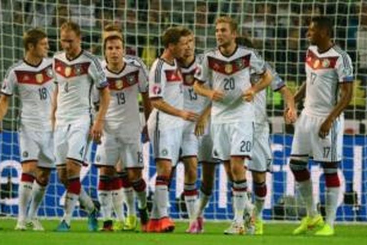 Para pemain Jerman merayakan gol ke gawang Skotlandia pada laga Kualifikasi Piala Eropa 2016 Grup D di Stadion Signal Iduna Park, Dortmund, Minggu (7/9/2014).