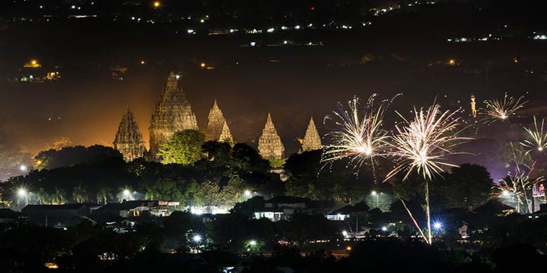 Keindahan kembang api bisa disaksikan dengan latar belakang Candi Prambanan di Spot Riyadi