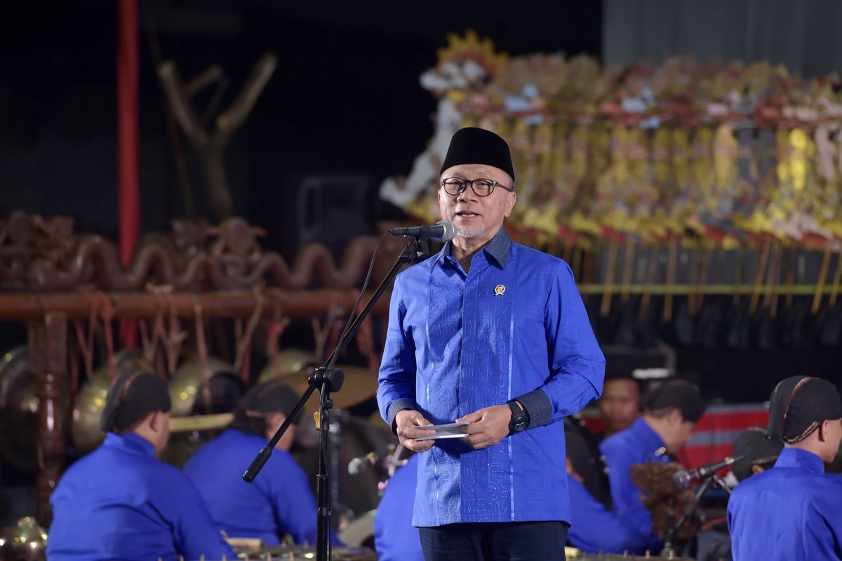 Menteri Perdagangan Zulkifli Hasan membuka Puncak Perayaan Hari Kemerdekaan di Lingkungan Kementerian Perdagangan (Kemendag). Pertunjukan wayang kulit berlangsung di Kantor Kementerian Perdagangan, Jakarta, Jumat (11/8/2023).