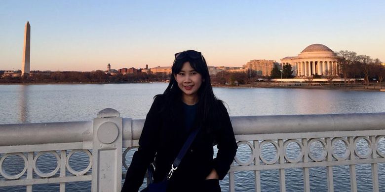 Berfoto dengan latar belakang Washington Monument dan Jefferson Memorial di Washington DC, Amerika Serikat.