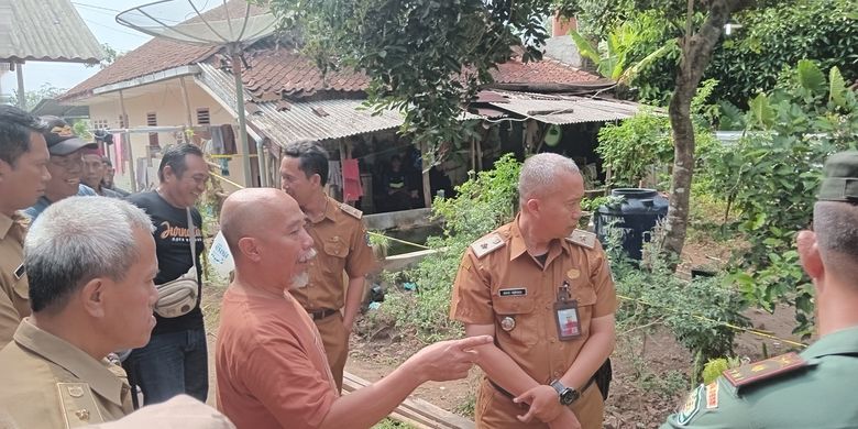 Rama (menunjuk) menjelaskan lokasi kejadian penganiayaan bule kepada ayah mertuanya, di Dusun Randegan 1, Desa Raharja, Kecamatan purwaharja, kota banjar, jawa barat, Senin (25/9/2023).