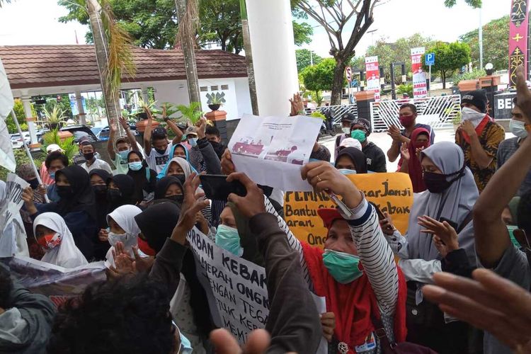 Puluhan pengungsi korban kebakaran berunjuk rasa di kantor Wali Kota Ambon, Senin (29/3/2021)