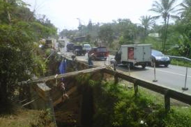 Aktivitas pelebaran jembatan Krakal, Tengaran, Kabupaten Semarang dinilai membahayakan pengguna jalan. Jika tak berhati-hati, kendaraan bisa terperosok ke jurang sedalam 6 meter di dasar sungai.