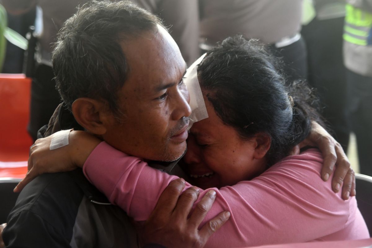 Korban luka-luka Sugiarti (kanan) menangis di pelukan anggota keluarganya saat memberikan data suaminya yang meninggal dunia dalam kecelakaan di Gerbang Tol Ciawi 2 Bogor di Pos Ante Mortem DVI Polda Jabar, RSUD Ciawi, Bogor, Jawa Barat, Rabu (5/2/2025). Kecelakaan beruntun di Gerbang Tol Ciawi 2 KM 41+400 ruas tol Jagorawi arah Jakarta pada Selasa (4/2/2025) malam tersebut menewaskan delapan orang dan 11 orang luka-luka serta seluruh korban dievakuasi ke RSUD Ciawi, Bogor. ANTARA FOTO/Arif Firmansyah/nym.