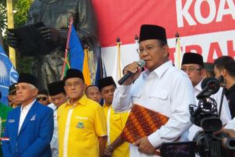 Calon presiden Prabowo Subianto saat menyampaikan pidato dalam acara deklarasi koalisi permanen merah-putih di Tugu Proklamasi, Jakarta Pusat, Senin (14/7/2014).