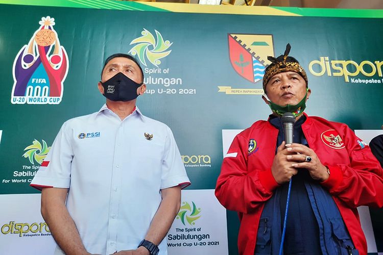 Bupati Bandung, Dadang Naser (kanan) dan Ketua Umum PSSI Moch Iriawan (kiri), dalam acara peresmian lapangan latihan Sabilulungan di Komplek Olahraga Si Jalak Harupat, Kabupaten Bandung, Rabu (22/7/2020).  