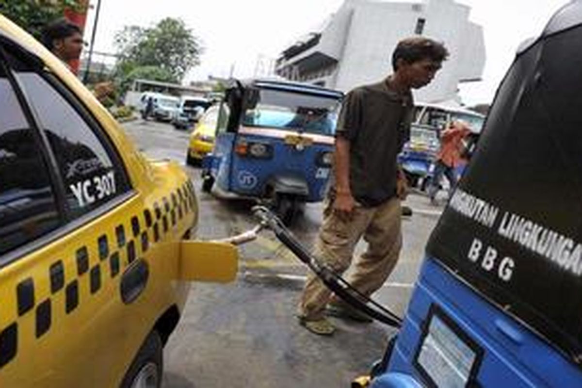 Kendaraan umum, seperti bajaj, mikrolet, dan taksi mengisi bahan bakar gas (BBG) di Stasiun Pengisian Bahan Bakar Gas (SPBG) Jalan Pemuda, Jakarta, Rabu (1/2/2012). Sejumlah sopir mengaku lebih senang menggunakan BBG dibanding premium karena dirasa lebih hemat, namun mereka mengeluhkan masih minimnya SPBG. Saat ini harga BBG dijual Rp 3.100 per liter setara premium.