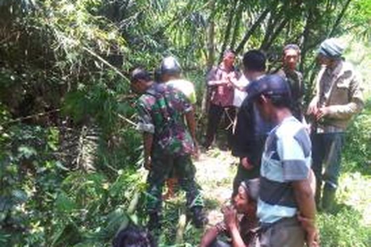Suasana pencarian potongan tubuh korban mutilasi di Kabupaten Malang, Jawa Timur, yang diduga karena cinta segitiga dengan pria beristri di desa setempat. Senin (11/11/2013).
