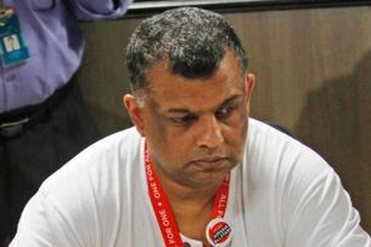 CEO AirAsia Tony Fernandes menerawang saat konferensi pers hilangnya pesawat AirAsia QZ8501 di Bandara Juanda, Sidoarjo, Jawa Timur, Minggu (28/12/2014).