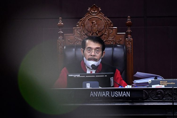 Ketua Majelis Hakim Mahkamah Konstitusi (MK) Anwar Usman memimpin jalannya sidang perkara Pengujian Formil dan Materiil UU Nomor 11 Tahun 2020 tentang Cipta Kerja terhadap UUD 1945 di Gedung MK, Jakarta, Kamis (10/6/2021). Sidang dengan acara mendengarkan keterangan DPR dan Presiden tersebut ditunda dan akan digelar kembali pada 17 Juni 2021. ANTARA FOTO/Galih Pradipta/foc.
