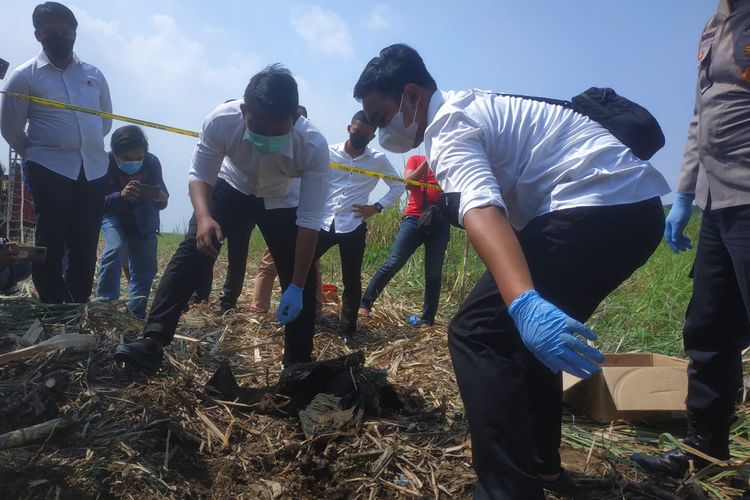 Tim Inavis Polres Kota Mojokerto, Jawa Timur, melakukan pemeriksaan di lokasi penemuan kerangka manusia di lahan perkebunan tebu, di Desa Mlirip, Kecamatan Jetis, Mojokerto, Jawa Timur, Senin (20/6/2022).