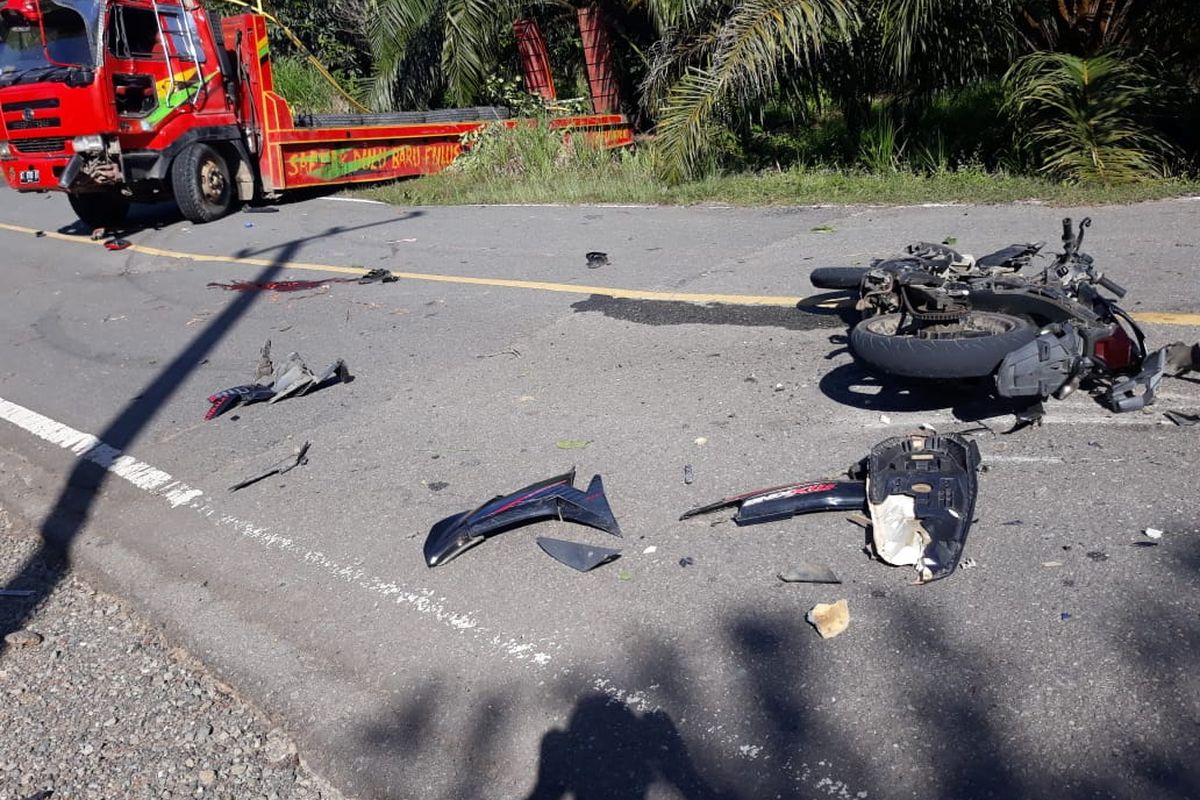 Sebuah truk tronton mengalami trouble di tanjakan di jalan trans Kaltim di Desa Sekaduyon Taka, Seimanggaris, Nunukan, Kaltara. Wanita pengendara motor tewas di tempat dalam peristiwa ini