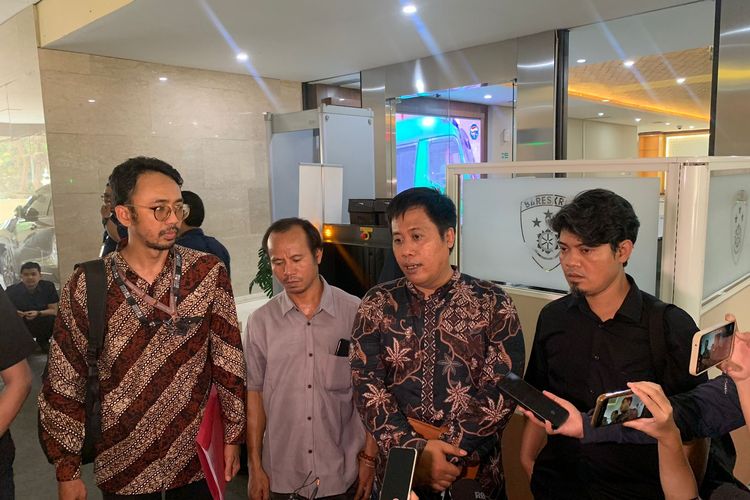 Perwakilan keluarga korban bentrokan di Bangkal, Kabupaten Seruyan, Kalimantan Tengah, mendatangi Lobi Bareskrim Mabes Polri, Jakarta, Kamis (9/11/2023).