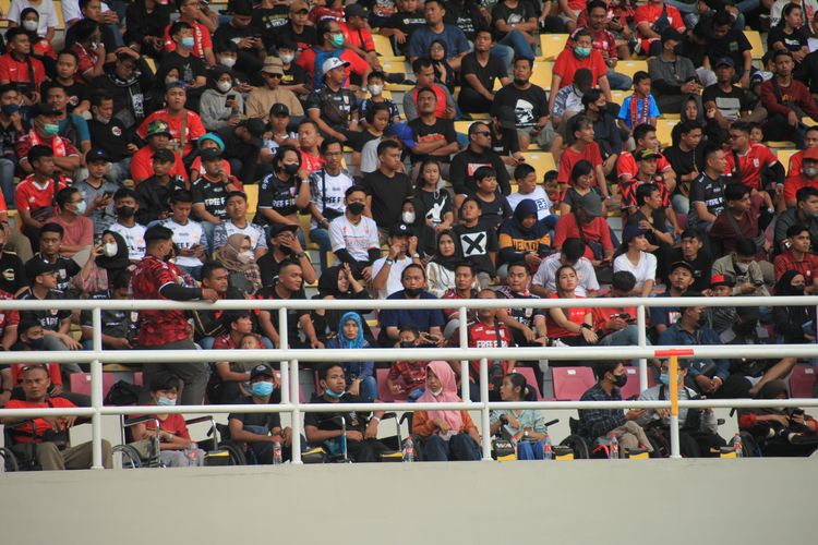 Suporter disabilitas pada laga Persis Solo vs PSS Sleman, Sabtu (11/6/2022) di Stadion Manahan, Solo.