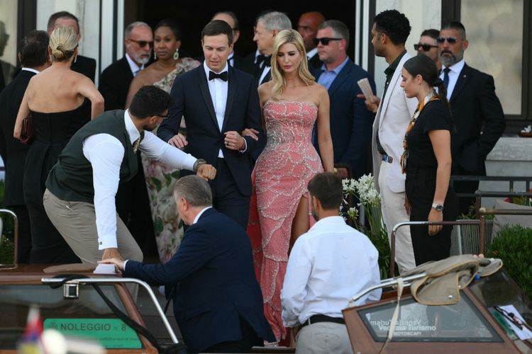 Jared Kushner dan istri, Ivanka Trump saat menghadiri pernikahan Jeff Bezos dan Lauren Sanchez di Venesia, Italia, pada Jumat (27/6/2025).