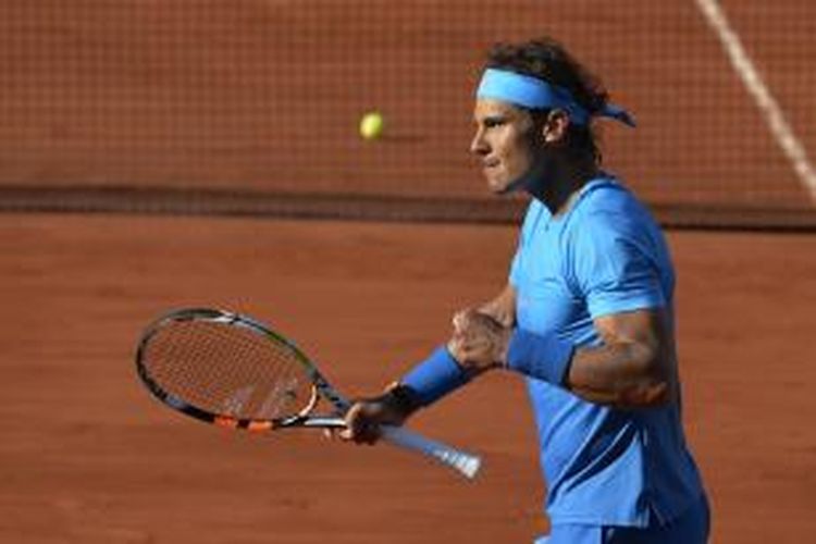 Petenis Spanyol, Rafael Nadal, merayakan kemenangan atas petenis Amerika Serikat, Jack Sock, pada babak keempat Roland Garros di Paris, Senin (1/6/2015). Nadal menang 6-3, 6-1, 5-7, 6-2.