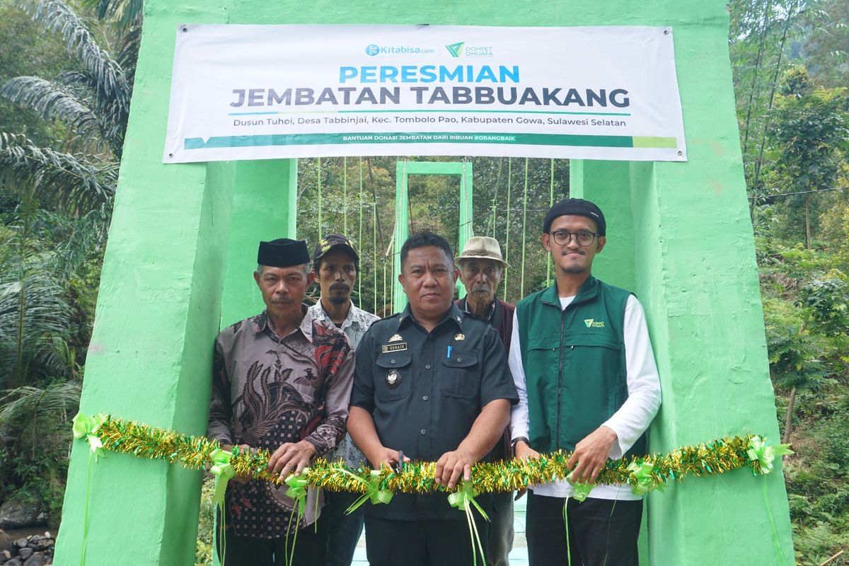 Peresmian Jembatan Gantung Tabbuakang di Desa Tabbinjai, Kecamatan Tombolo Pao, Kabupaten Gowa.