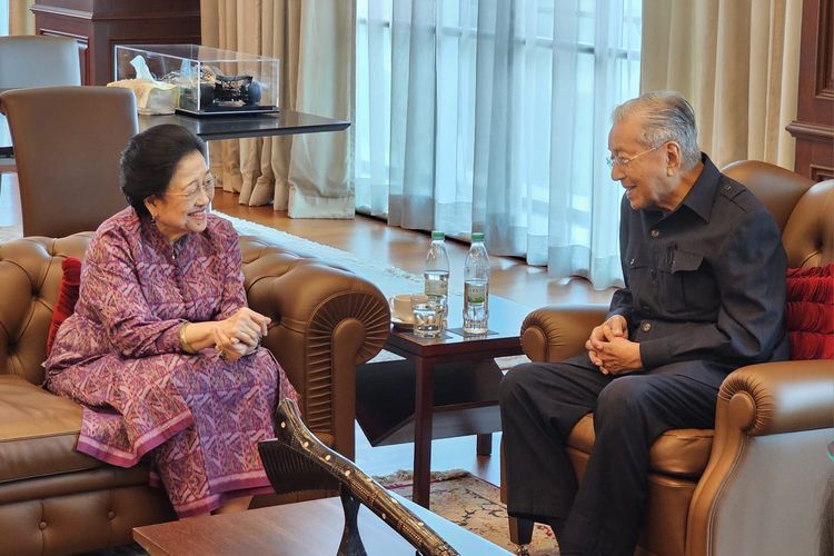 Ketua Umum PDI-P sekaligus Presiden kelima RI Megawati Soekarnoputri bertemu mantan Perdana Menteri Malaysia Mahathir Mohamad di Kuala Lumpur, Malaysia, Selasa (3/10/2023).