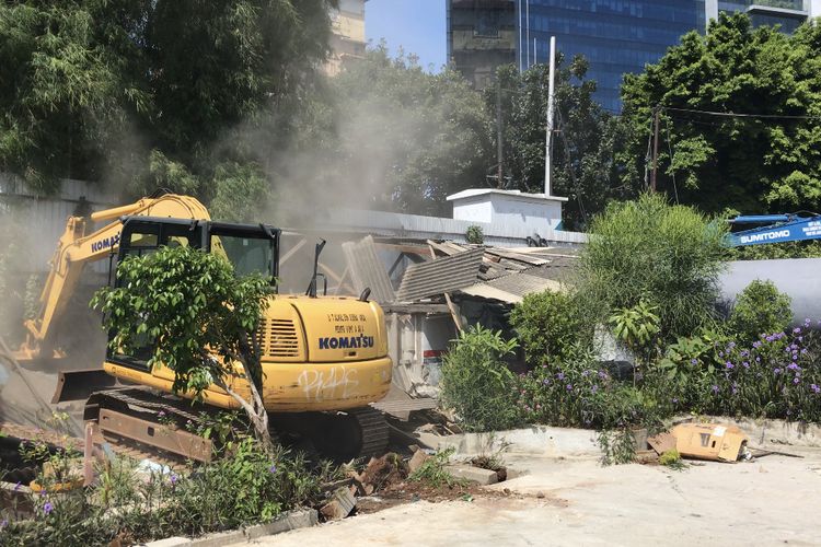 Pembongkaran bangunan di tempat pembuatan beton cor (Concrete Batching Plant) milik PT Betaconcrete Mixerindo di Jalan TB Simatupang no 44 RT 006 RW 09, Pasar Minggu, Jakarta Selatan oleh aparat gabungan pada Selasa (23/3/2021) pagi.