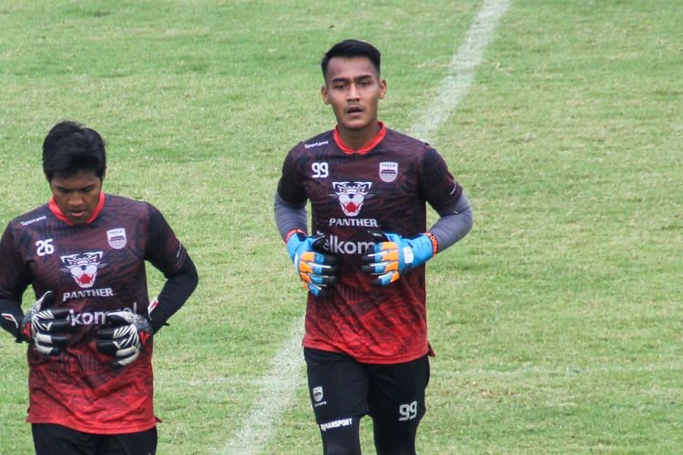 Tiga penjaga gawang Persib Reky Rahayu (kanan), Satrio Azhar (tengah), Fitrul Dwi Rustapa (kiri) dalam latihan pramusim Persib menatap Liga 1 2022-2023.