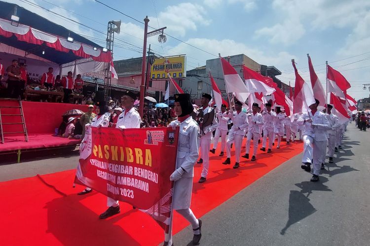 Bupati Semarang Ngesti Nugraha memberi hormat kepada bendera merah putih yang dibawa Paskibra