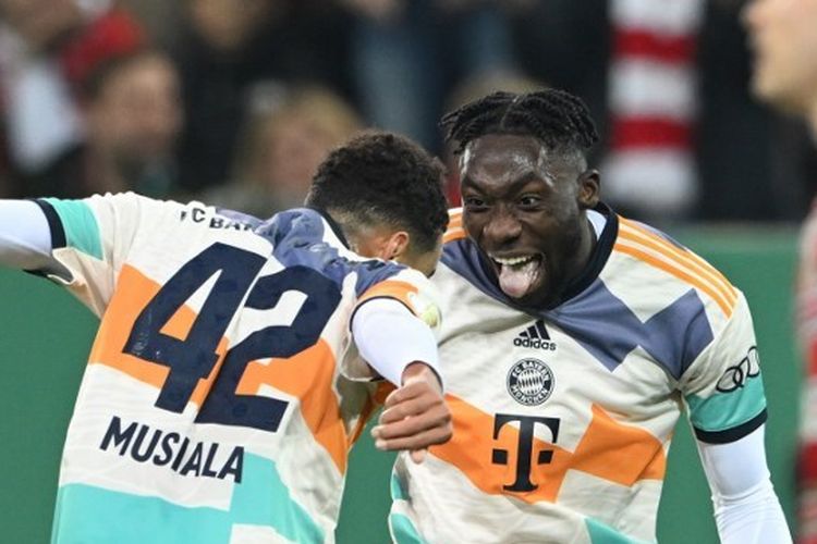 Gelandang Bayern Muenchen Jamal Musiala merayakan golnya ke gawang Augsburg bersama sang pemberi assist, Alphonso Davies, dalam putaran kedua DFB Pokal 2022-2023. Laga Augsburg vs Bayern berlangsung Augsburg Arena, Jerman, pada Kamis (20/10/2022) dini hari WIB.