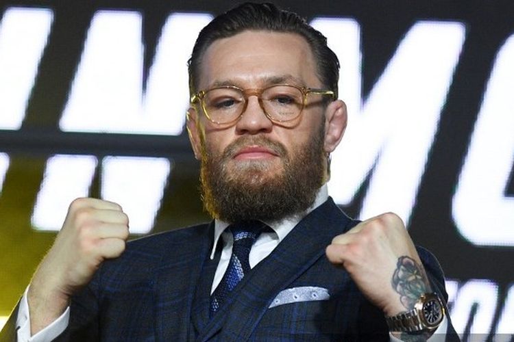 Seniman bela diri campuran Irlandia Conor McGregor menghadiri konferensi pers, di Moskow, Rusia.