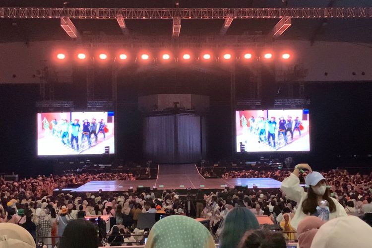 CARAT telah memenuhi hall 5 dan 6 ICE BSD untuk menonton konser SEVENTEEN World Tour: Be The Sun in Jakarta yang digelar di ICE BSD, Tangerang, Minggu (25/9/2022). 