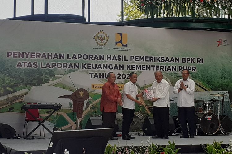 Penyerahan Laporan Hasil Pemeriksaan BPK RI atas Laporan Keuangan Kementerian PUPR Tahun 2022, di Bendungan Sukamahi, Kabupaten Bogor pada Selasa (8/8/2023).
