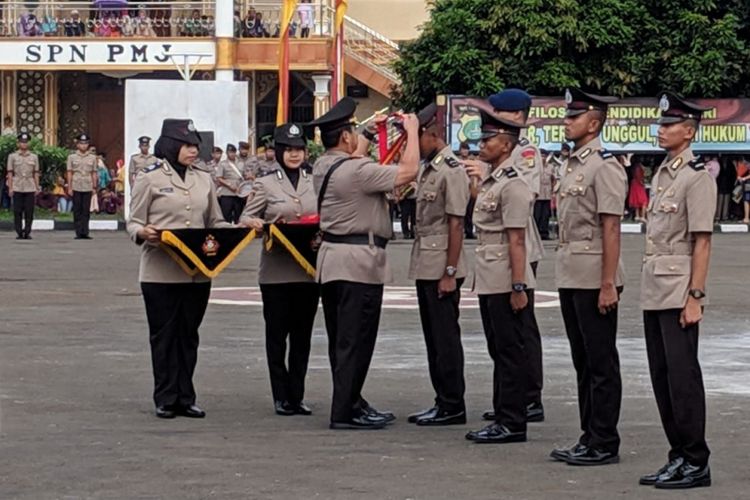 Penyerahan penghargaan siswa terbaik SPN kepada Rahmad oleh Kapolda Metro Jaya Irjen Gatot Eddy Pramono