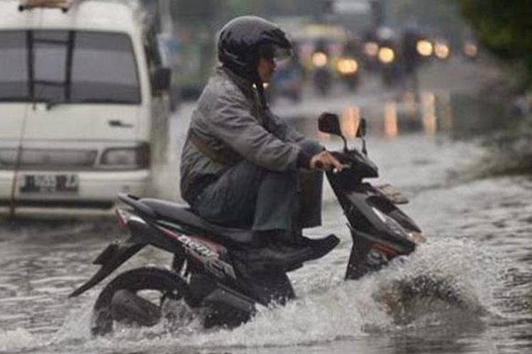 Mengangkat kaki saat lewati genangan