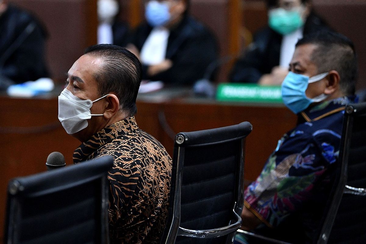 Terpidana kasus cessie Bank Bali Djoko Tjandra (kiri) selaku terdakwa dugaan suap kepada jaksa, perwira tinggi Polri serta pemufakatan jahat, dan Tommy Sumardi selaku terdakwa perantara suap menjalani sidang lanjutan di Pengadilan Tipikor, Jakarta, Selasa (10/11/2020). Sidang tersebut beragendakan pemeriksaan sejumlah saksi yang dihadirkan oleh Jaksa Penuntut Umum. ANTARA FOTO/Sigid Kurniawan/aww.
