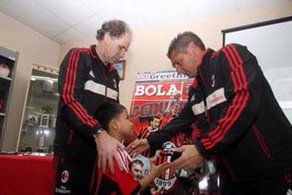 Pemain legendaris AC Milan Franco Baresi dan Daniel Massaro (berbaju hitam kiri dan kanan) berjabat tangan dengan fans cilik AC Milan, di redaksi Tabloid Bola, Rabu (6/2/2013). Acara tersebut merupakan rangkaian dari kunjungan AC Milan Glorie, yang berisi pemain-pemain legenda AC Milan ke Indonesia dan akan melakukan partai persahabatan dengan Indonesia All Star Legend pada 9 Februari mendatang. TRIBUNNEWS/DANY PERMANA