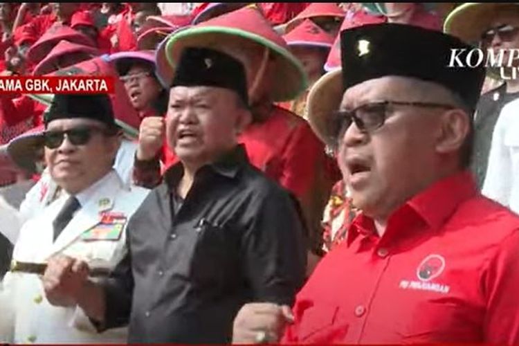 Sekjen PDI-P Hasto Kristiyanto dan mantan Sekjen Partai Nasdem Patrice Rio Cappela dalam perayaan puncak Bulan Bung Karno di Stadion Utama Gelora Bung Karno (GBK), Sabtu (24/6/2023). 
