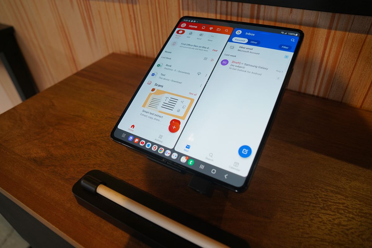 Galaxy Z Fold 4 ketika digunakan untuk multitasking. Ada fitur Taskbar yang muncul di bagian bawah tampilan.