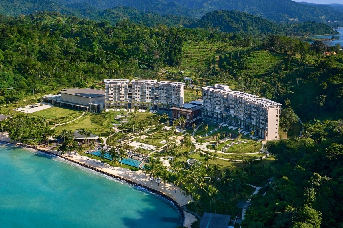 Lampung Marriott Resort & Spa menawarkan suasana pesisir dengan pemandangan Pantai Hurun. Resor ini memiliki tiga pilihan restoran yang menyajikan pengalaman bersantap dengan panorama laut. 
