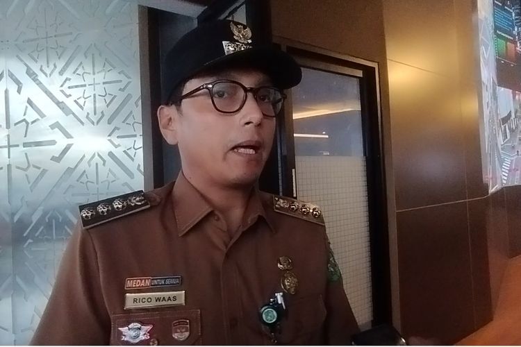 Wali Kota Medan, Rico Tri Putra Bayu Waas, memberikan keterangan sebelum memulai rapat di kantor ATCS Medan di Jalan Balai Kota, Kesawan, Senin (28/7/2025)