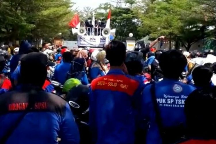 Sejumlah buruh di Karawang menggelar konvoi pada hari kedua mogok nasional memprotes UU Cipta Kerja, Rabu (7/10/2020).