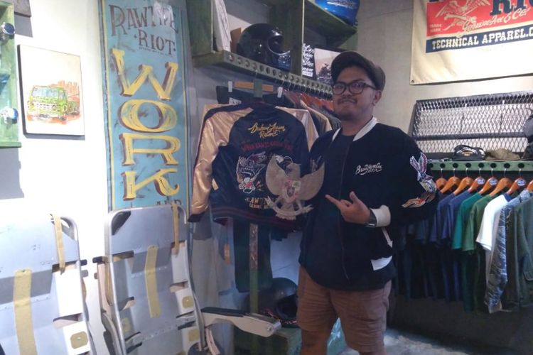 Decky Sastra, pemilik brand Rawtype Riot mengenakan jaket Bubur Ayam Racing buatannya. Jaket yang viral setelah digunakan Presiden Jokowi ini merupakan hasil kerja sama Rawtype Riot dengan vlogger motor Den Dimas. 