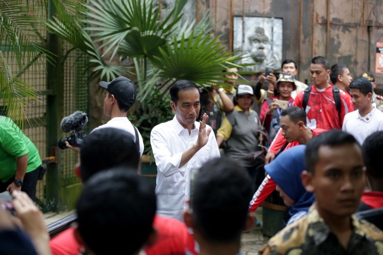 Presiden Republik Indonesia, Joko Widodo beserta istri serta dua anaknya berlibur ke Kebun Binatang Ragunan, Jakarta, Kamis (29/6/2017). Dalam liburannya ini Joko Widodo dan keluarga terlihat menyambangi Pusat Primata Schmutzer.