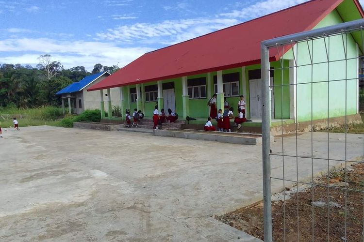 SDN 008 Lumbis Kabupaten Nunukan Kaltara. Terlihat sejumlah murid yang berada di luar, dikatakan menunggu guru yang jarang mengajar