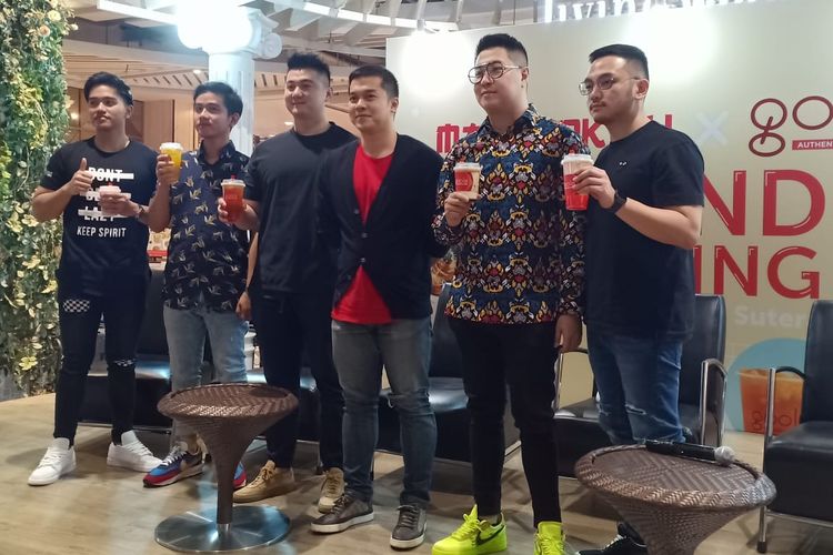 Kaesang Pangarep, Gibran Rakabuming, Chef Arnold, Rnady Kartadinata, Kevin Susanto, dan Benz Budiman dalam acara peresmian outlet Mangkok Ku x Goola di Living World, Alam Sutera, Tangerang, Rabu (26/2/2020).