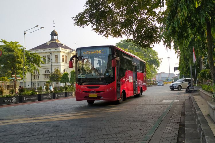 Ilustrasi Batik Solo Trans. Rute bus Batik Solo Trans di tiap korider yang juga terkoneksi dengan feeder.