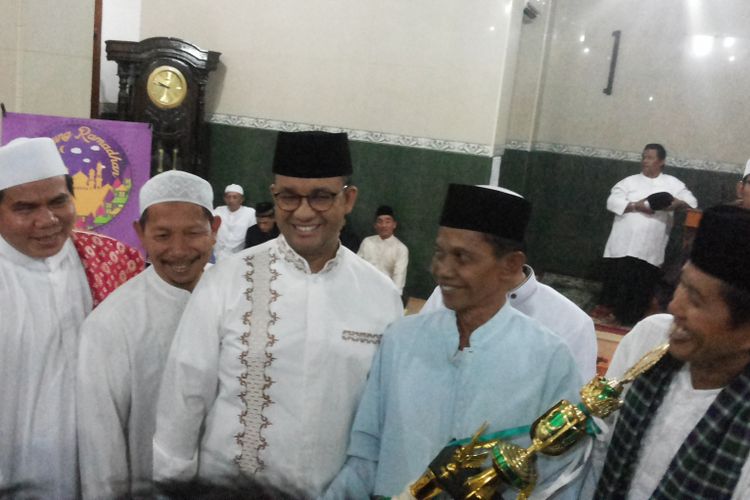 Gubernur terpilih DKI Jakarta Anies Baswedan saat hadir dalam acara peringatan malam Nuzulul Quran di Masjid Jami An Nur, Gang Langgar III, Jagakarsa, Jakarta Selatan, Senin (12/6/2017) malam.