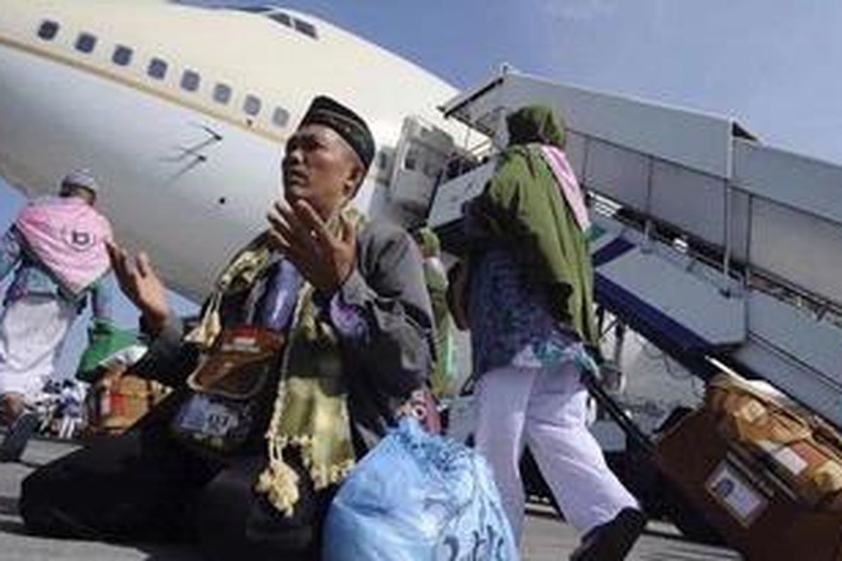 Jamaah Haji Kloter 1 asal Kabupaten Bojonegoro berdoa sesaat tiba di Bandara Udara  Internasional Juanda, Sidoarjo, Jawa Timur, Kamis (1/11/2012). Sebanyak 445 jamaah haji kloter 1 dari Kabupaten Bojonegoro  tiba kembali di tanah air dengan menggunakan Saudi Arabian Airlines .

